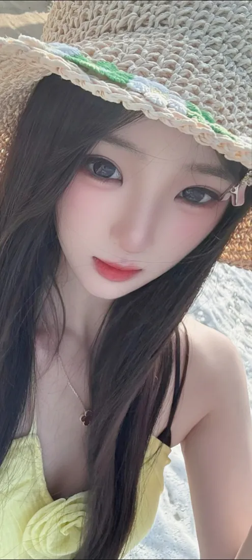 草帽美女手机壁纸｜夏日海边背景图片 - 吊带黑长发少女自拍「哲风壁纸」