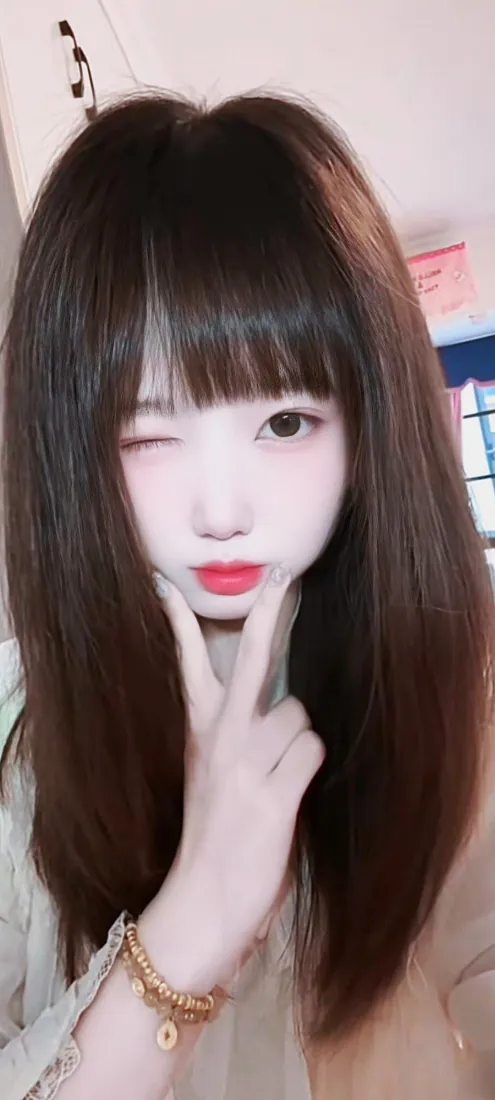 眨眼甜妹美女手机壁纸｜齐刘海长发背景图片 - 可爱自拍「哲风壁纸」