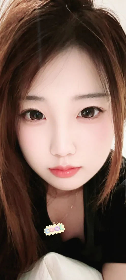 清纯美女手机壁纸｜背景图片 - 棕发红唇黑上衣自拍「哲风壁纸」