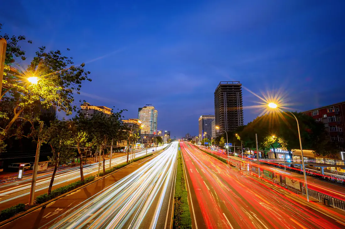 2k城市夜景车流光轨｜城市道路背景图片 - 蓝调暮色高楼街景「哲风壁纸」