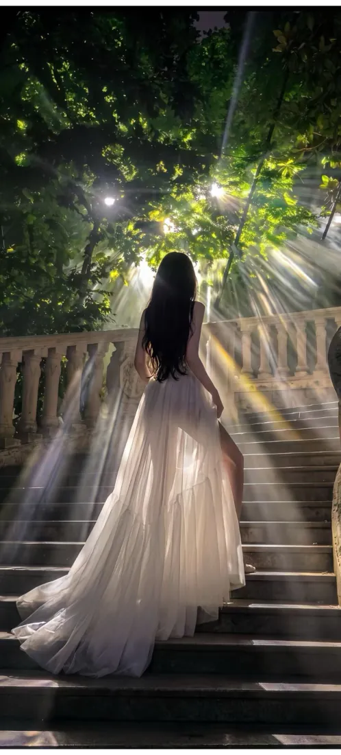 白纱长裙美女手机壁纸｜夜景石阶背景图片 - 逆光树影氛围感「哲风壁纸」